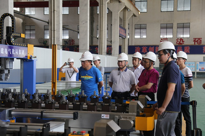 中国第一条高铁智能化接触网腕臂预配生产线在常州验收